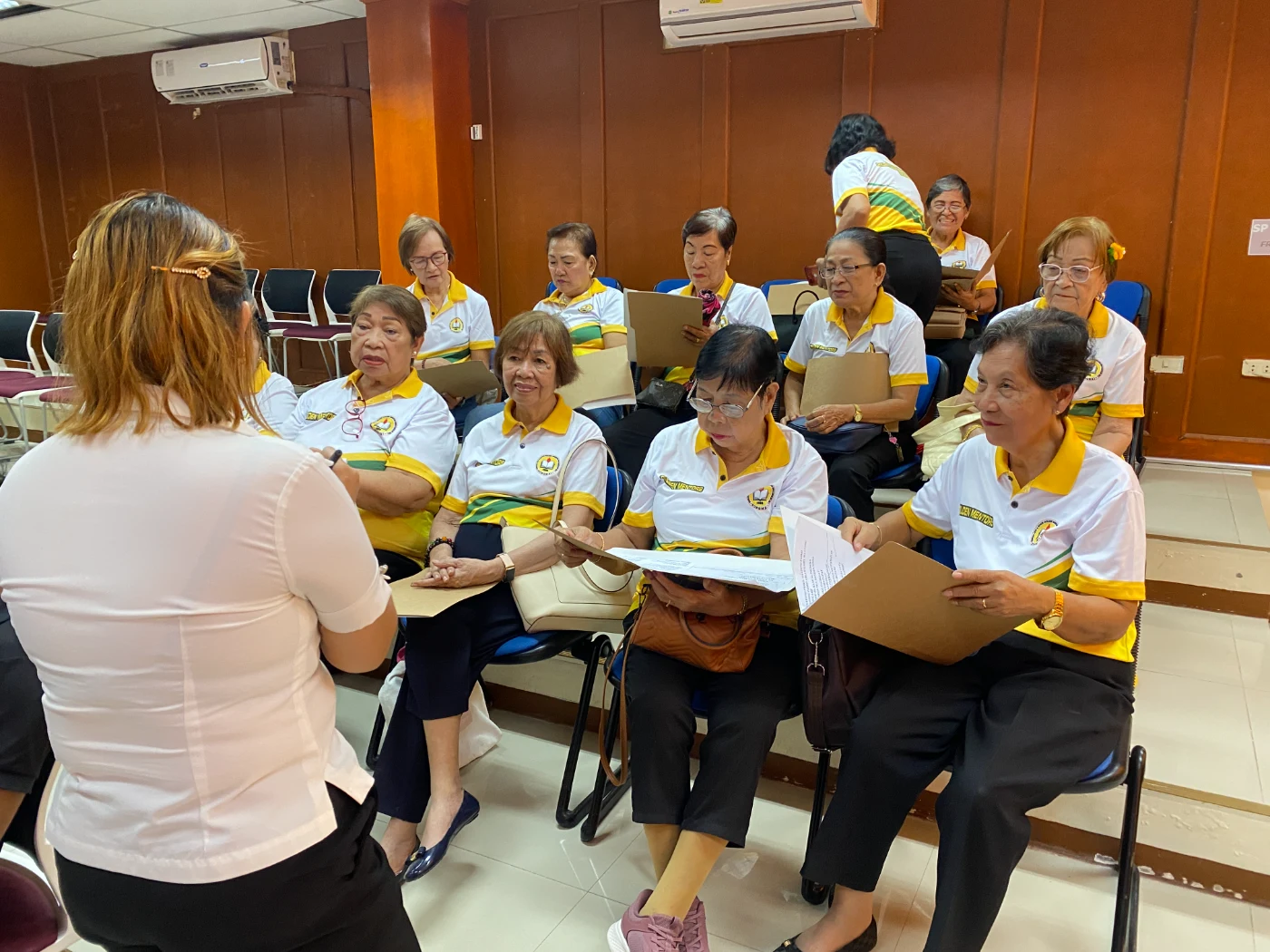 Vice Mayor Alfonso Casurra receiving Christmas greetings from retired educators carolers